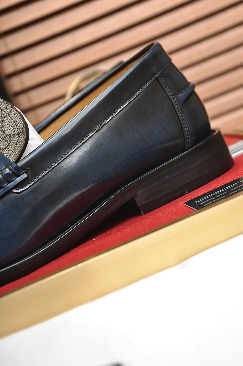 Men's shoes💰560💶Italy's top luxury men's shoe giant (GUCCI) (Gucci) (full cowhide lining) new arrival🍃Original European style🔰 Pleasant to the eye😍In order to make the shoes more durable and non-deformable🌀The production continues to follow traditional methods but there is still no lack of innovation💪Choose original sheepskin for the leather♻️ Smooth and natural And extra bright ⭐Made of imported cowhide, the first choice of rich people 38-45 (45 customized)